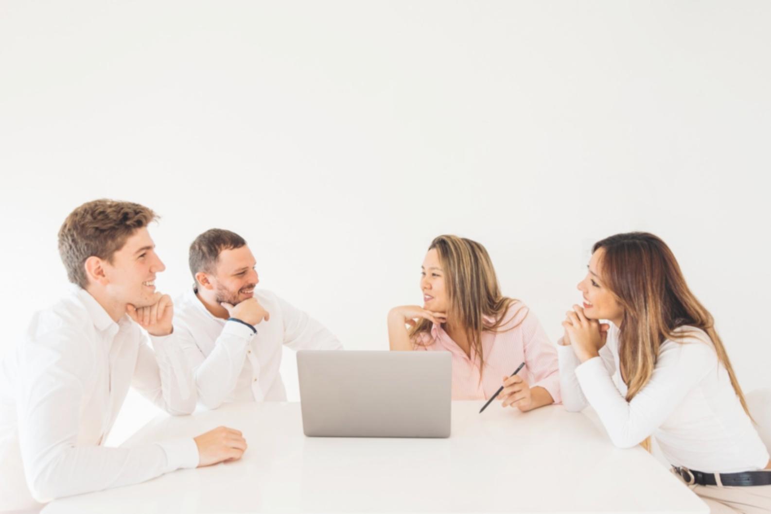 Lernende bei der Arbeit mit Finanzanalysen
